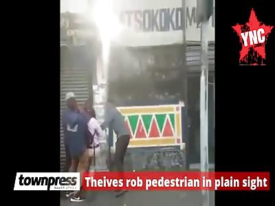 Theives rob pedestrian in plain sight and no fear, in Johannesburg