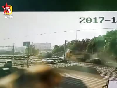 Two people were killed by a heavy goods vehicle in Taizhou