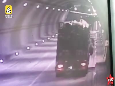  a cow jumped from the truck then chased people in Hebei 