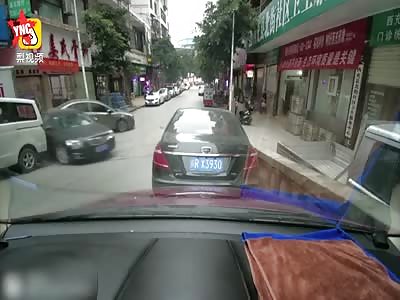 2 sexy girls are crushed by a car in Sichuan Province