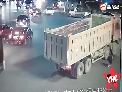  A 16-year-old girl gets crushed in Zhejiang..Her Friend Survives by Inches 