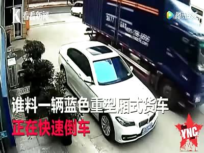 Six-year-old boy was sent to the factory to find a mother insted was crushed by a big truck