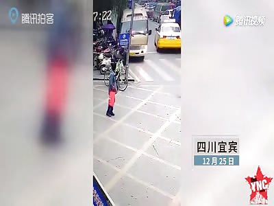 elderly gets crushed on Christmas day in Sichuan