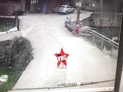 man died when he was crushed by his own car because forgot to pull the handbrake in  Shaoxing