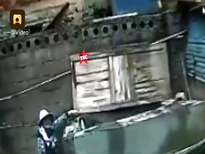 a bus crushed a car wash woman worker in Hechi City