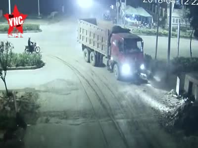  man nearly crushed  in Guigang