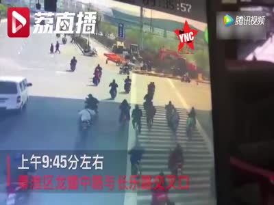 a woman died At around 9:30 this morning when a car crushed her in the Qinhuai District of Nanjing