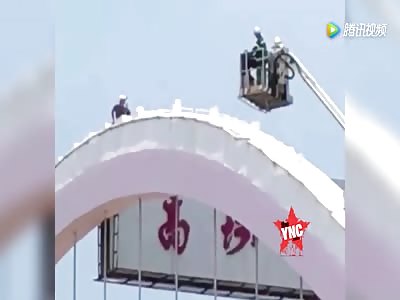 Man jumps on the bridge due  his girlfriend leaving him in  Guangdong 