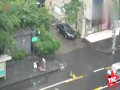 a man with mental problems hits some one with a 30-centimeter-long metal hollow pipe for  no reason near Daqing Road