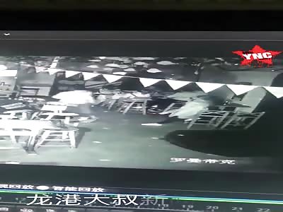 man gets crushed by a car in a bar in Longgang District, Shenzhen