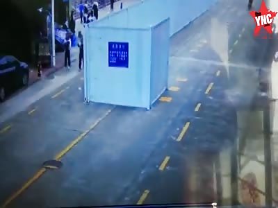 A female student in Longgang was hit by a small car at the school gate.[resulting in a left clavicle fracture]