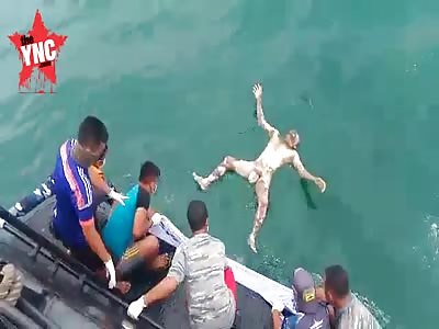 rescuers find a dead tsunami victim on the  Sunda Strait