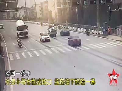 take-away brother nearly gets crushed when takes a bad U-turn in Wu'an