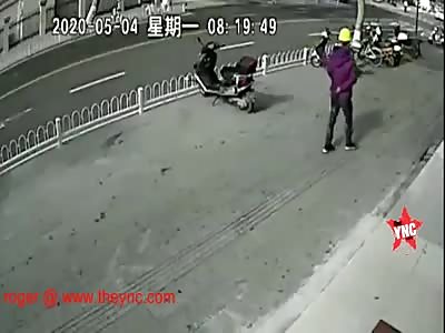 Huang Mouzhen aged 35 suffering from mental illness stabs some one in Guangdong 