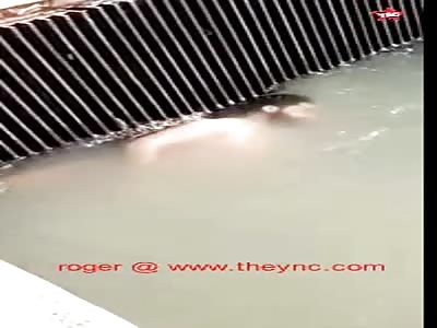 civil defense volunteers discover a dead body in Pakistan