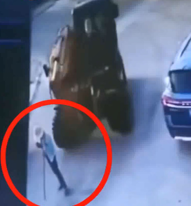 Woman Crushed to Death by Backhoe at Petrol Station in Hainan