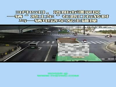 Man was dragged under a truck in Luoyang City