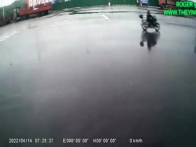 Van collided into a motorcyclist in Gaoping