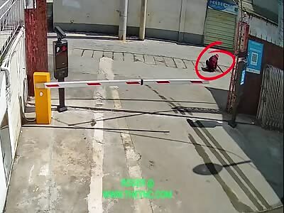 Man crushed by a car in Changning