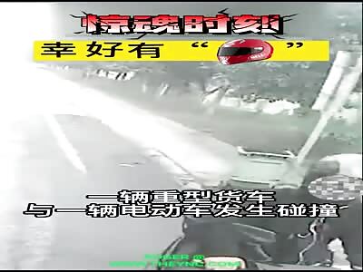 Motorcyclist was dragged under a truck in Deyang City