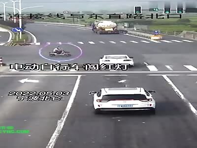 Electric car crashed  into a electric bicycle in Ningbo city