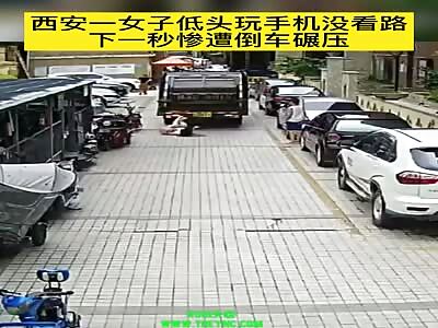 Woman was dragged under a rubbish truck in Xi'an