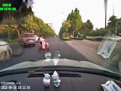 Woman on her electric bicycle was hit by a car in Jining City