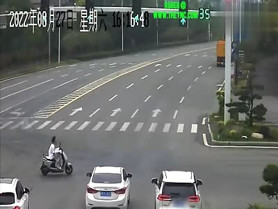 Car crashed into miss Shen on her electric bike in Ningguo