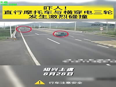 Motorcycle crashes into a three-wheeled electric vehicle in Shaoxing 