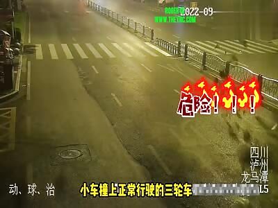 Car crashed into a three-wheeled cargo motorcycle in Sichuan