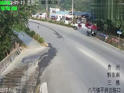 Two electric bicycles collided into each other in Sansui County