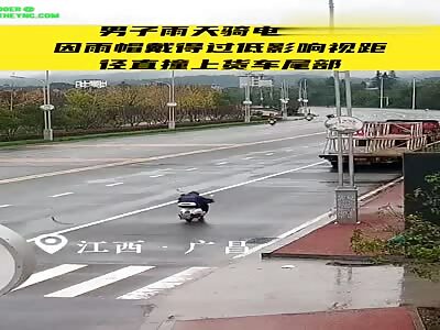 Man on his electric bicycle crash into the rear of a truck in Guangchang