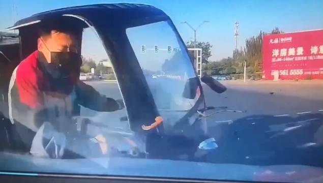 A car crashed into ma tricycle in Yungang District