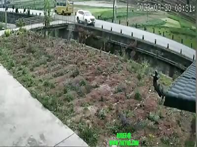 Somebody was hit by a car in Xuanwei City