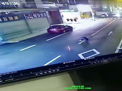 Sitting in the middle of a busy road accident in Guangdong 