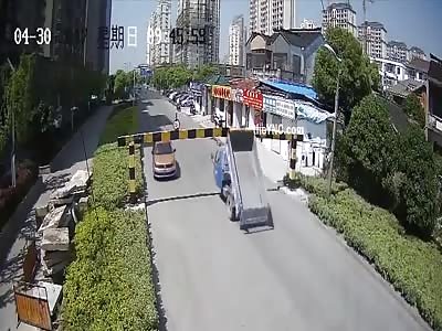 Final Destination : Man Dies after Being hit on the Head With a Steel Bar