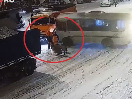 Three People are Crushed to Death against a Mini-bus and Dump Truck