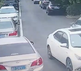 Depressed Man Jumps From 6th Floor (CCTV&AFTERMATH) 