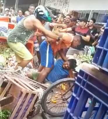 Street Market Thief Beaten Up Heavily By Public After Caught Over Robbery 