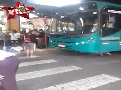 Crazy woman gets under the truck but the police take it