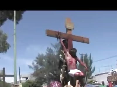 Man falls dead in religious representation (fanaticism)