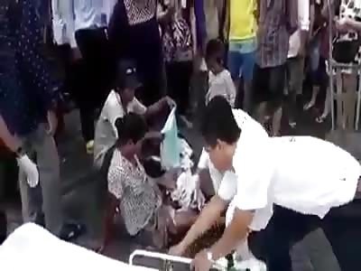 WTF - Woman gives birth on filthy street