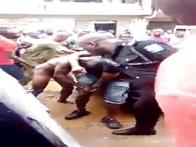 Naked thug fights with police