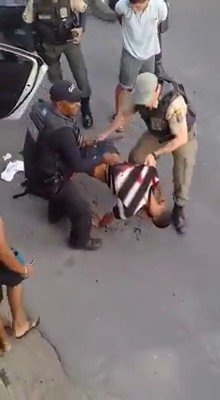 Police Throw Dead Thief in the Back of Van With his Friends