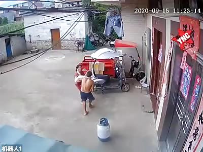 damn, the woman fights with her father in law, with son in her arms