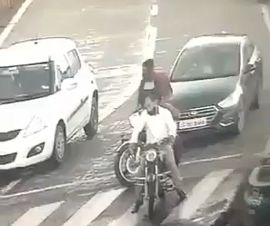 Brutal Murder With Knives & Axe On The Busy Road