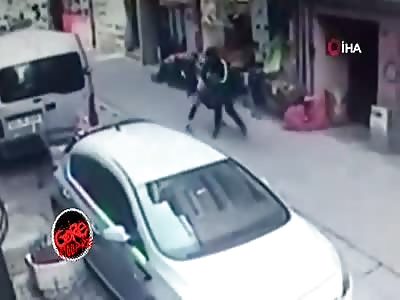 The woman is stabbed in broad daylight