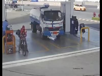 Gas station dispatcher is stabbed