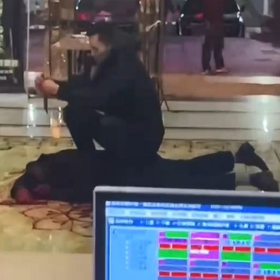 Of Course It's Asia: Brutal Stabbing In Shopping Mall 