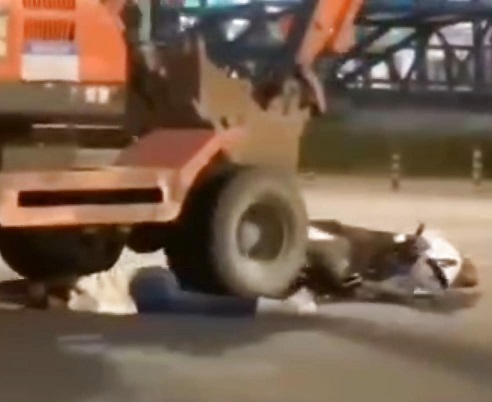 Zero Fucks Given By Excavator Operator (Full)
